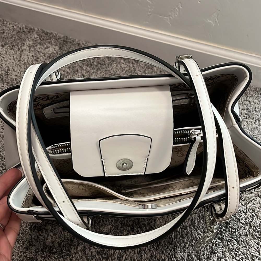 White Guess purse - Picture 2 of 4